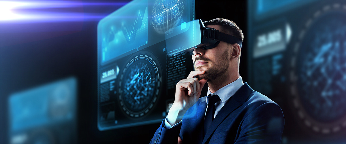 Ein Mann hat eine VR-Brille auf und schaut sich darüber etwas an.
