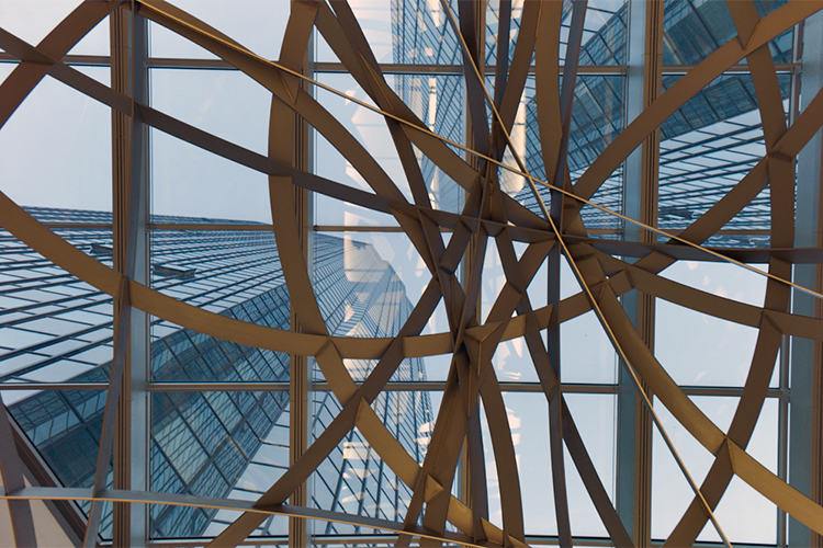 Blick durch ein Metallgestänge auf das Gebäude der Deutschen Bank