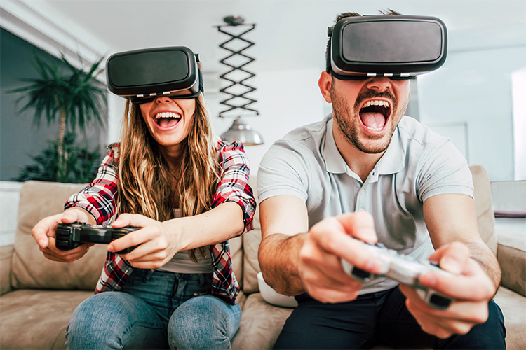Mann und Frau spielen mit einer VR-Brille ein Videospiel